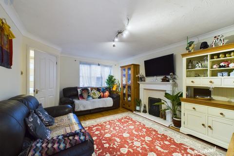 3 bedroom end of terrace house for sale, Fairford Leys Way, AYLESBURY, HP19 7FQ