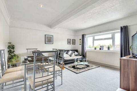 2 bedroom flat for sale, Station Road, Gerrards Cross, Buckinghamshire, SL9 8ES