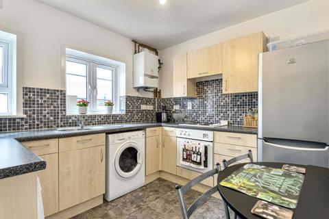 2 bedroom flat for sale, Station Road, Gerrards Cross, Buckinghamshire, SL9 8ES