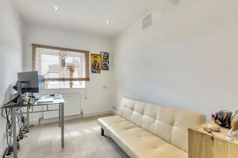 2 bedroom flat for sale, Station Road, Gerrards Cross, Buckinghamshire, SL9 8ES