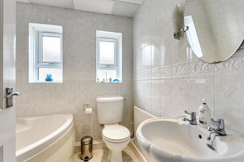 2 bedroom flat for sale, Station Road, Gerrards Cross, Buckinghamshire, SL9 8ES