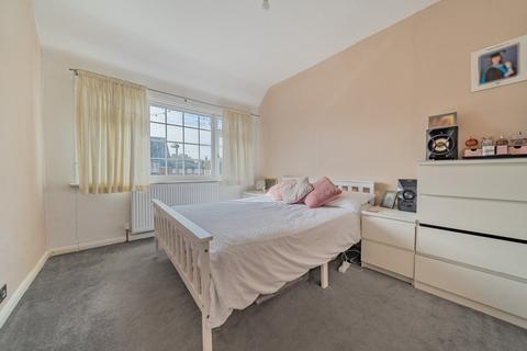 36 Rydens Way, Woking, GU22 9DN