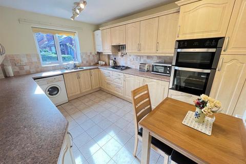 72 Fredericks Close, Norton, Stourbridge, DY8 3YW