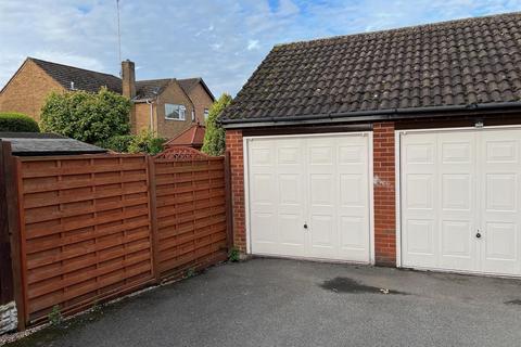 72 Fredericks Close, Norton, Stourbridge, DY8 3YW