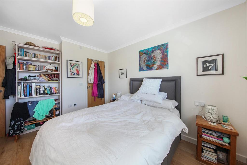 14 A Parkfields Avenue - YZZSQqco KFQFNar Dq3m F.jpg