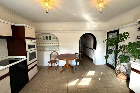 6 bedroom end of terrace house to rent, Dereham Road, Barking IG11