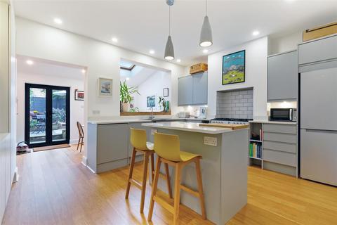 8 Warren Road, London, SW19 2HX
