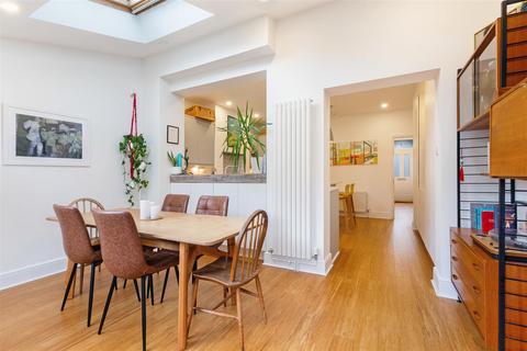 8 Warren Road, London, SW19 2HX
