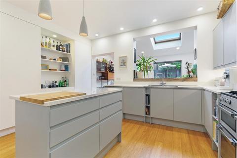 8 Warren Road, London, SW19 2HX