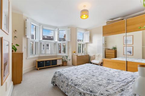 8 Warren Road, London, SW19 2HX
