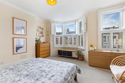 8 Warren Road, London, SW19 2HX