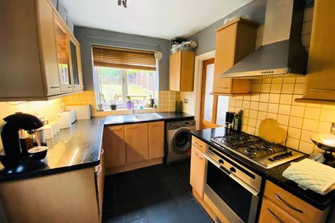 4 bedroom semi-detached house for sale, Butterbowl Road, Leeds