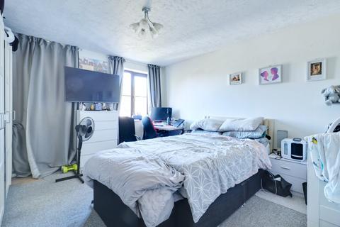 4 Bernice Close, Rainham, RM13 9JD