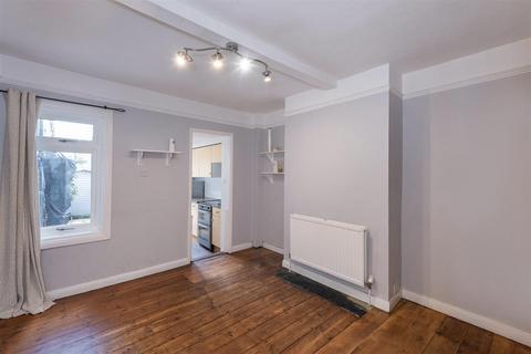 2 bedroom house to rent, Houselands Road, Tonbridge