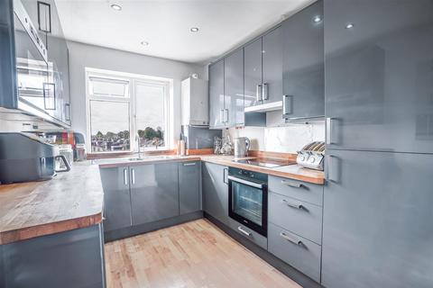1 bedroom apartment for sale, Durham Avenue, Woodford Green, IG8