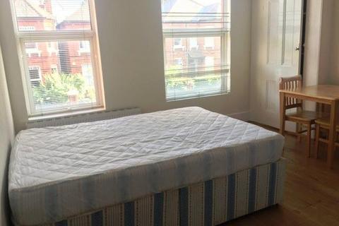 Studio to rent, Manstone Road, Kilburn NW2