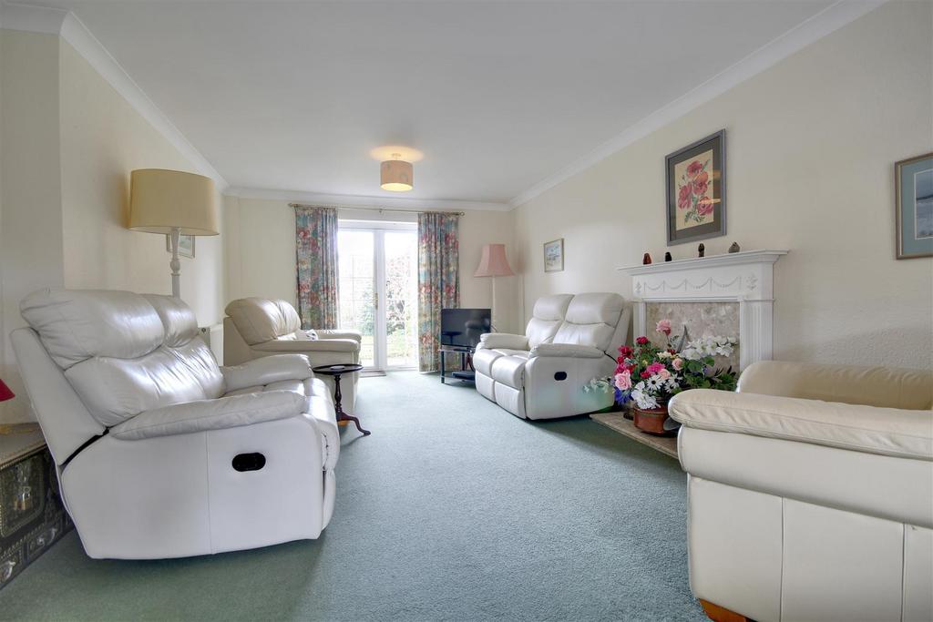 Waters Green Court, Brockenhurst 4 bed detached house to rent £1,800