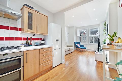 2 bedroom flat for sale, West Gardens, Colliers Wood SW17