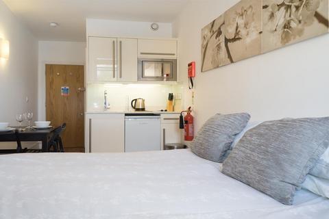 Studio to rent, Kensington High Street, Kensington, W8