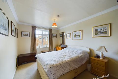 2 bedroom flat for sale, Croft Court, Croft Road, Aylesbury, Buckinghamshire