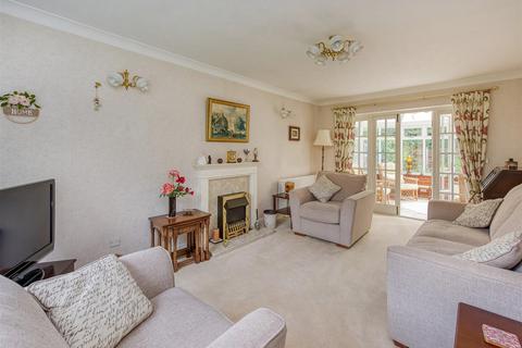 14 Heath House Drive, Wombourne, Wolverhampton, WV5 8EZ