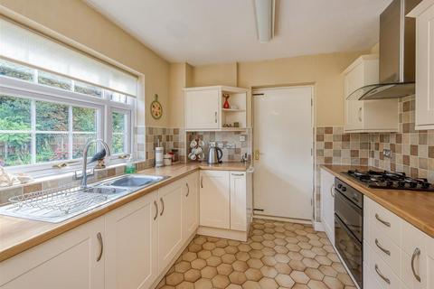 14 Heath House Drive, Wombourne, Wolverhampton, WV5 8EZ
