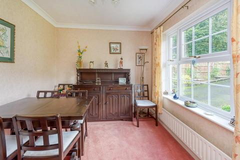 14 Heath House Drive, Wombourne, Wolverhampton, WV5 8EZ