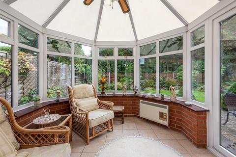 14 Heath House Drive, Wombourne, Wolverhampton, WV5 8EZ