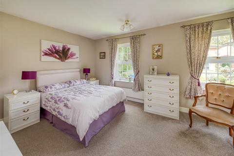 14 Heath House Drive, Wombourne, Wolverhampton, WV5 8EZ