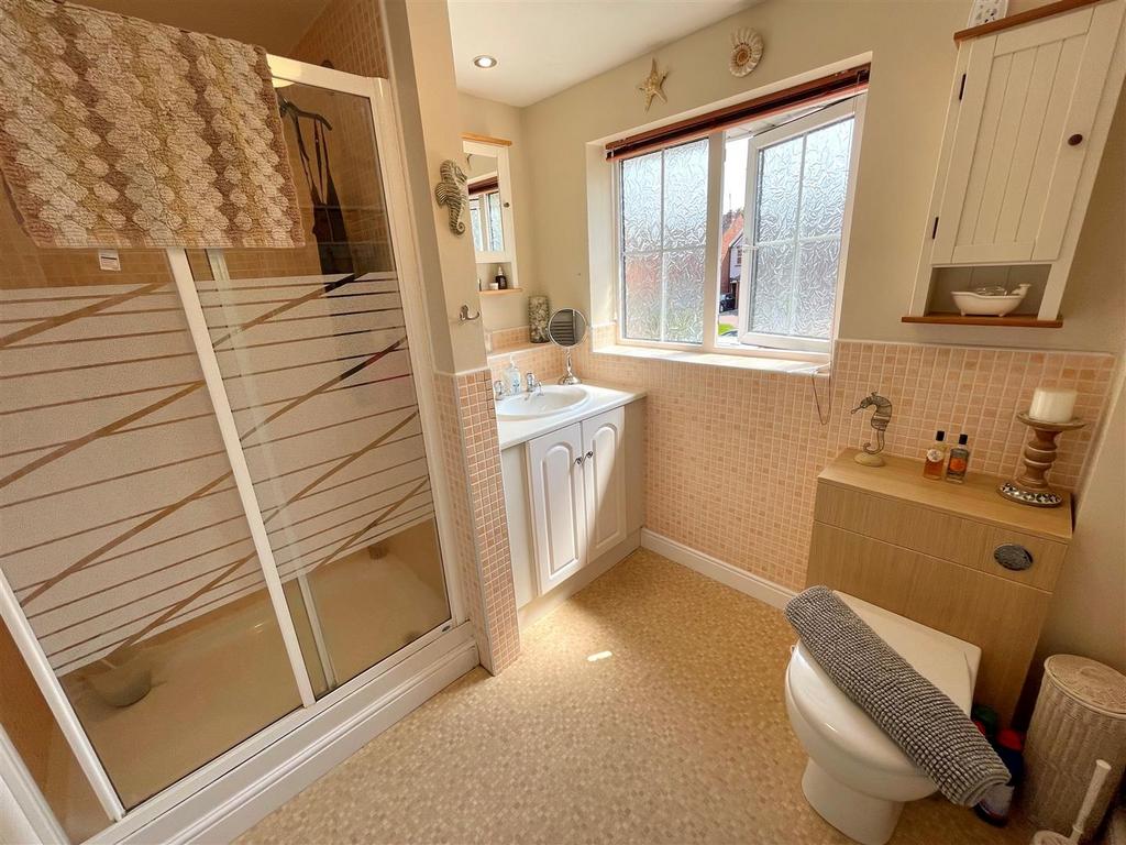 MASTER ENSUITE.jpg