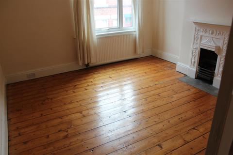 2 bedroom terraced house to rent, Montague Road, Leicester