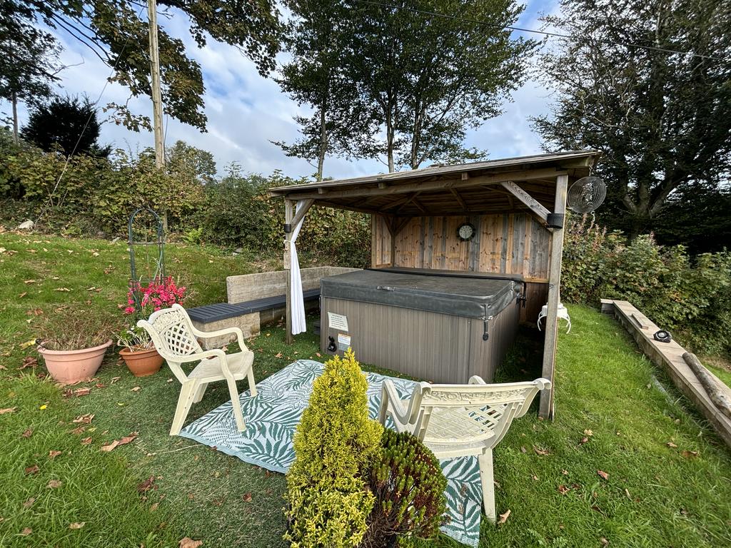 Hot tub jacuzzi