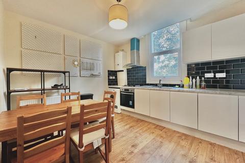 4 bedroom flat to rent, South Lambeth Road, SW8