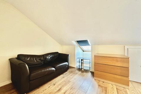 4 bedroom flat to rent, South Lambeth Road, SW8