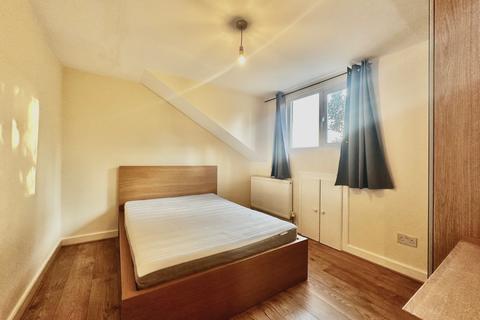 4 bedroom flat to rent, South Lambeth Road, SW8