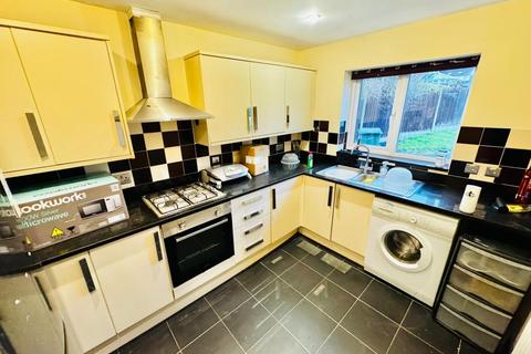 2 bedroom semi-detached house to rent, The Farthings, Dudley, DY2 8XY