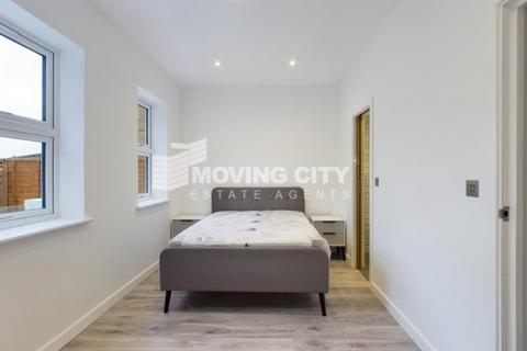 3 bedroom duplex to rent, Chicksand Street, London E1