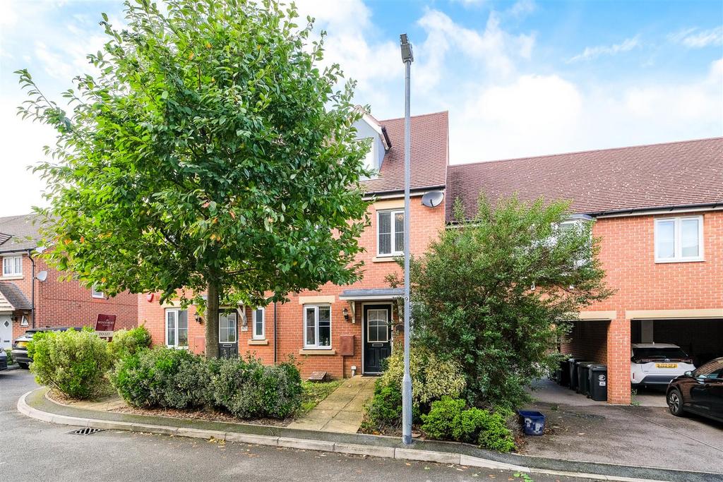 The Square, Loughton 3 bed terraced house for sale £525,000