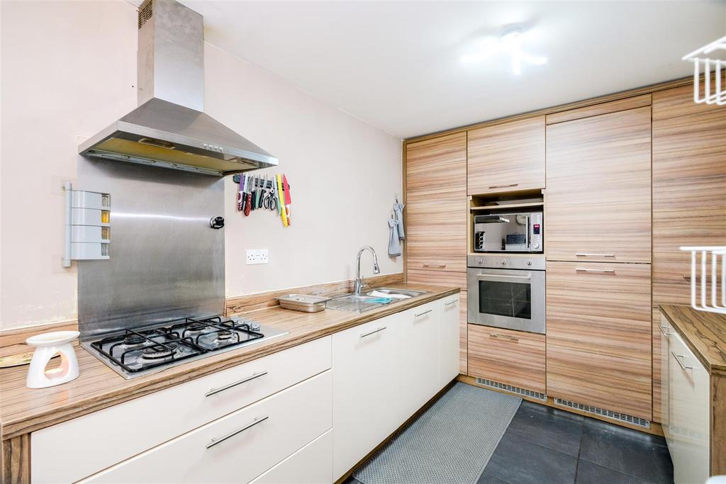 The Square, Loughton 3 bed terraced house for sale £525,000