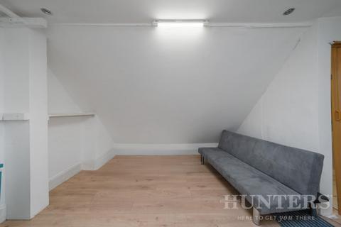 Studio to rent, Uxbridge Road, London