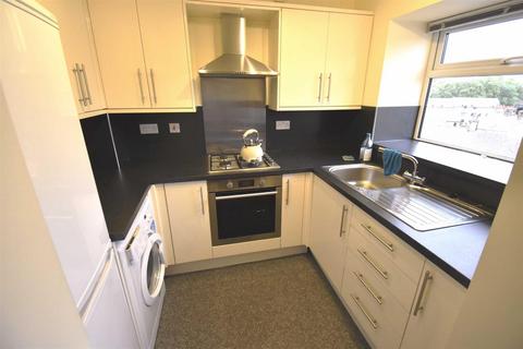 2 bedroom flat to rent, Fairfield Road, Buxton