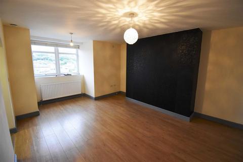 2 bedroom flat to rent, Fairfield Road, Buxton