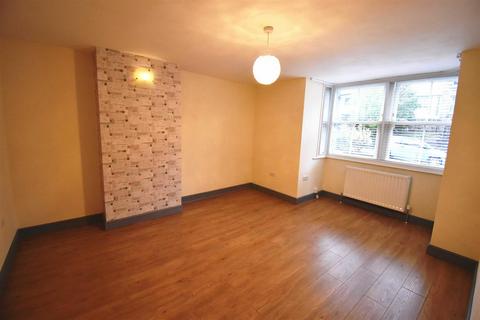 2 bedroom flat to rent, Fairfield Road, Buxton