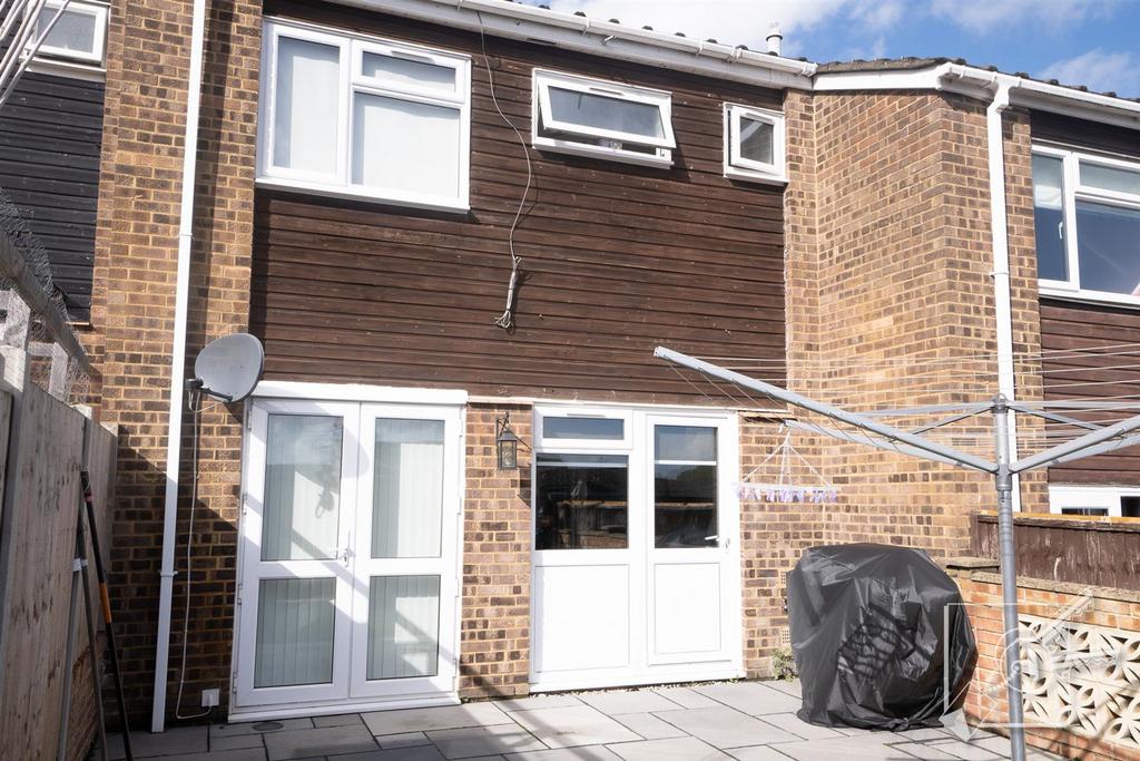 Mackenzie Way, Gravesend 2 bed terraced house for sale £295,000
