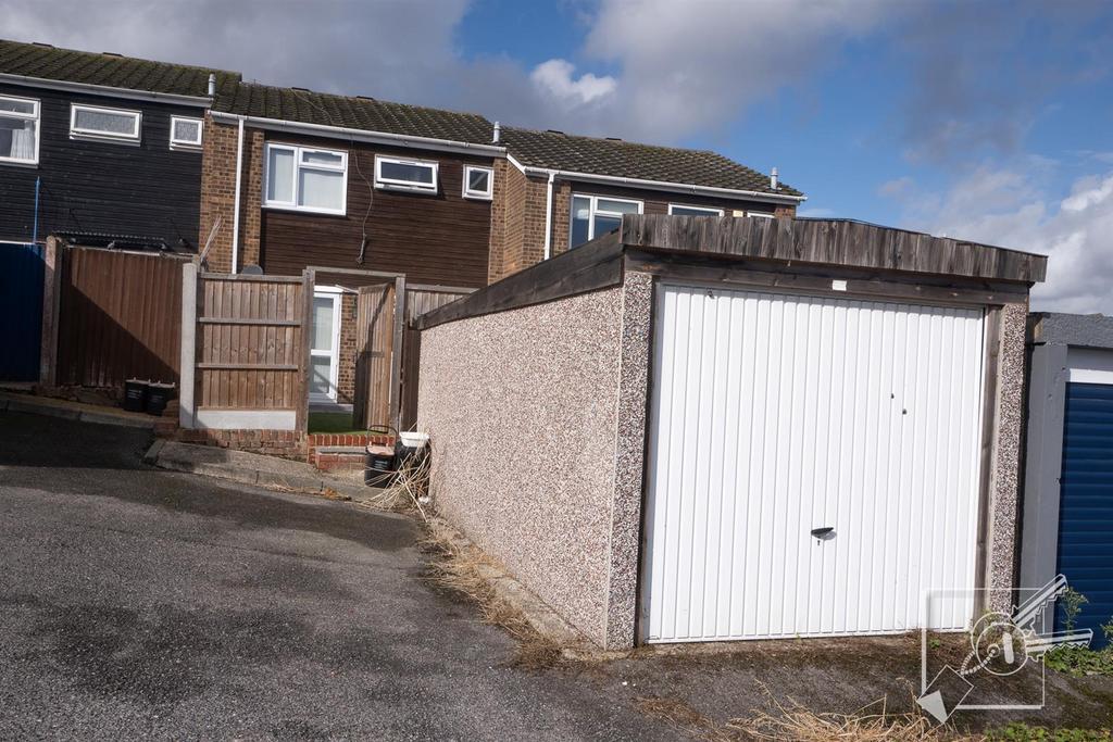 Mackenzie Way, Gravesend 2 bed terraced house for sale £295,000