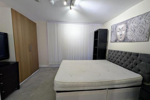 2 bedroom apartment to rent, Royal Quay, Liverpool