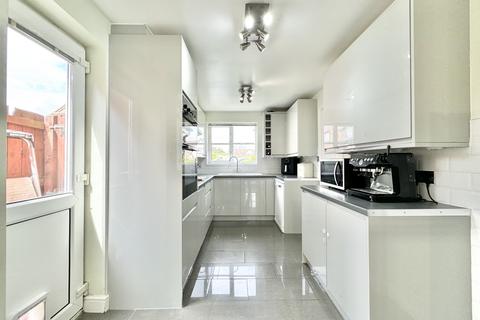 4 bedroom detached house to rent, Graphic Close, Dunstable LU6