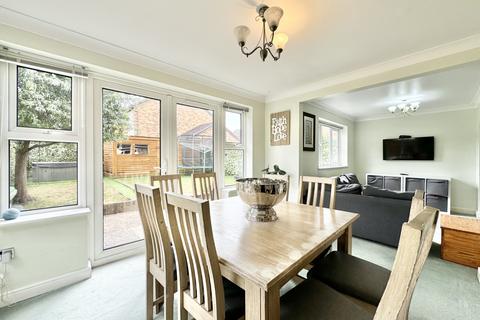 4 bedroom detached house to rent, Graphic Close, Dunstable LU6