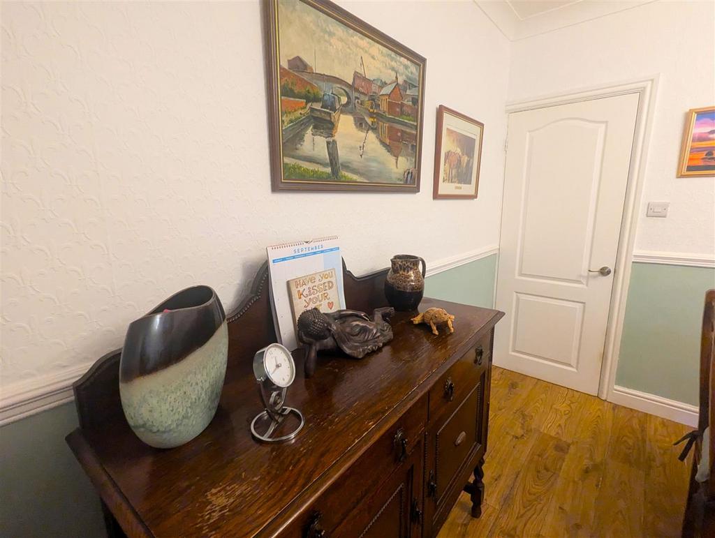 Kitchen/ Dining Area