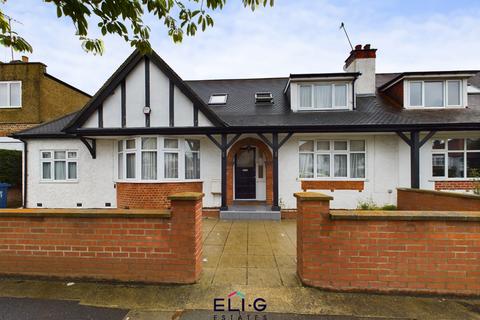 3 bedroom bungalow for sale, Golders Manor Drive, NW11